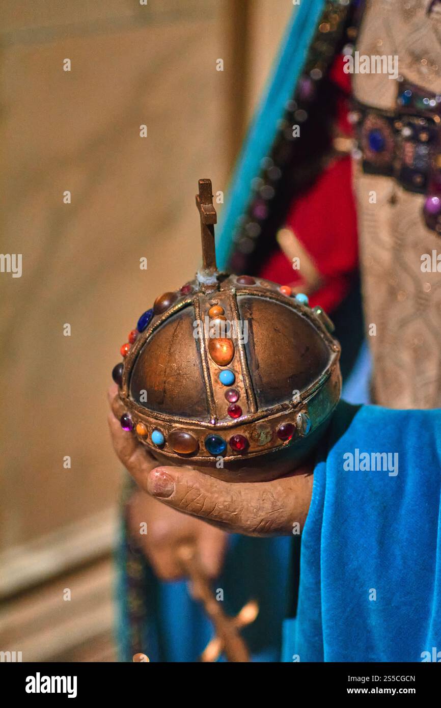 Madrid. Spanien - 14. Januar 2024: Mittelalterliches Zepter mit farbenfroher Dekoration Stockfoto