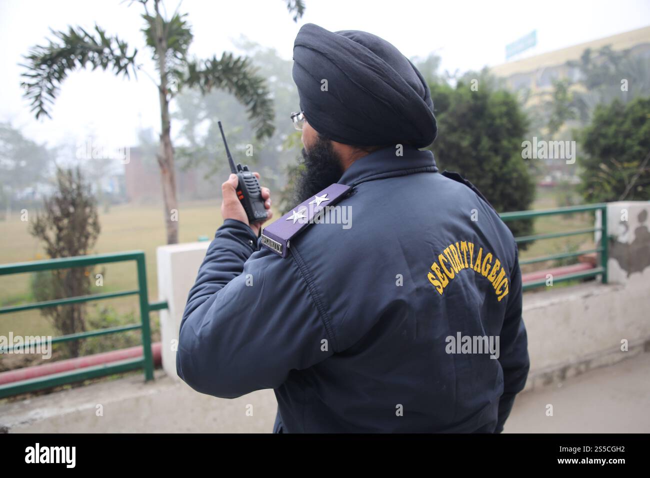 Sikh-Mann mit Turban im Sicherheitsdienst Stockfoto