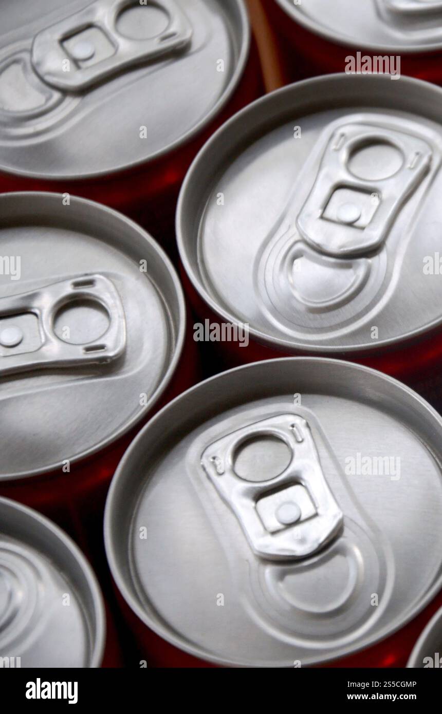 Viele Alu-Soda-Getränkedosen schließen sich. Werbung für Soda- oder Blechdosen-Massenproduktion. Viele Getränkedosen aus Aluminium. Werbung für Stockfoto