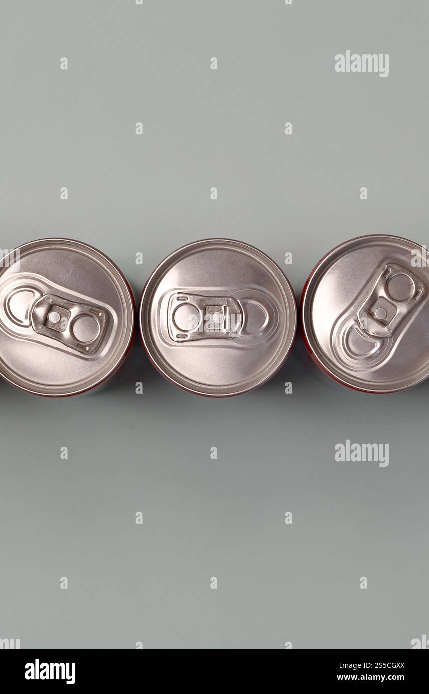 Viele neue Aluminiumdosen mit alkoholfreien Limonaden, Limonade Cola, Bier oder Energy Drink. Konzept der Getränkeherstellung und Massenproduktion. Viele Stockfoto