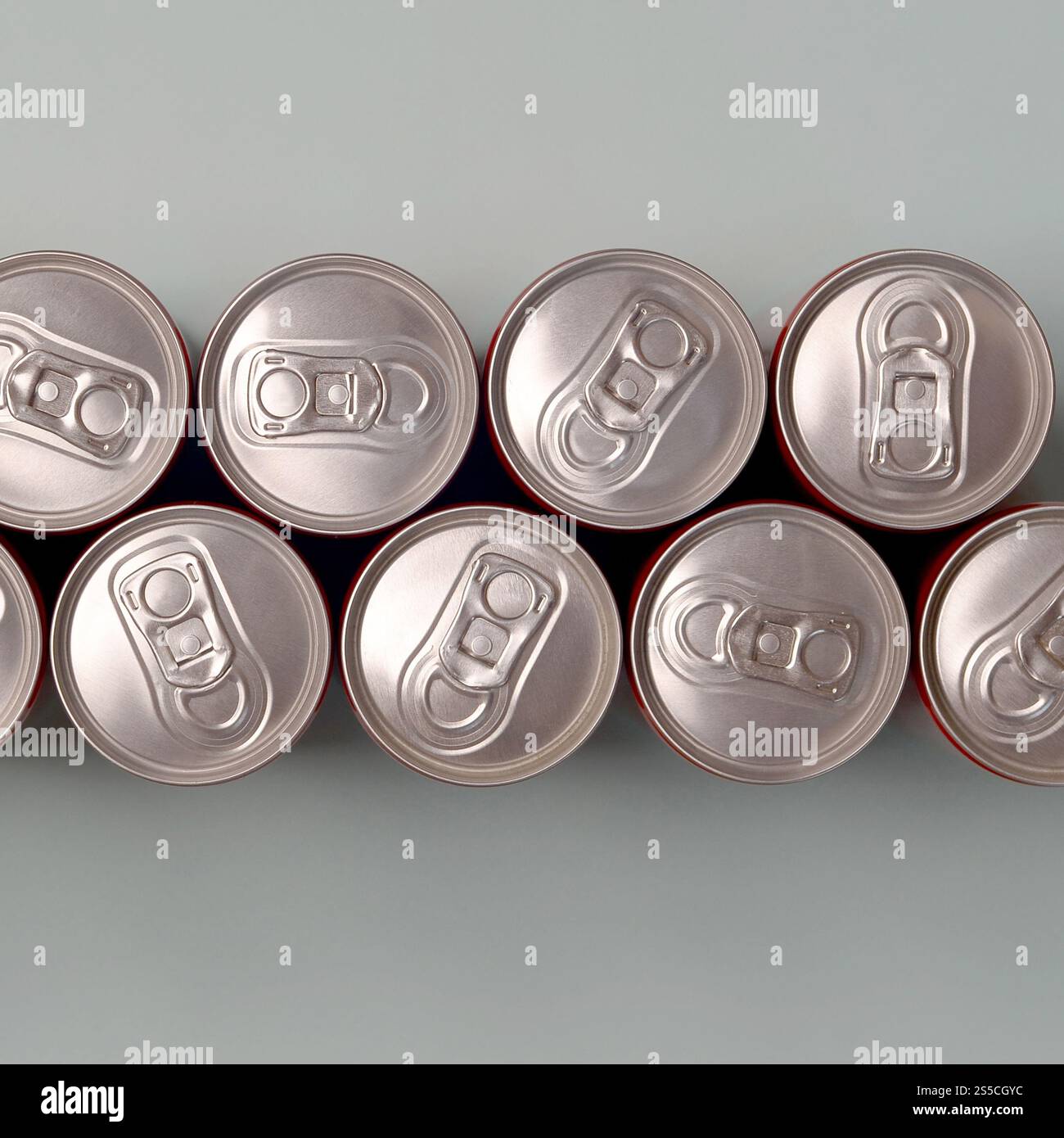 Viele neue Aluminiumdosen mit alkoholfreien Limonaden, Limonade Cola, Bier oder Energy Drink. Konzept der Getränkeherstellung und Massenproduktion. Viele Stockfoto