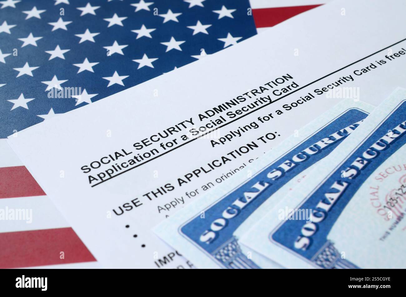 US-amerikanische Sozialversicherungsnummernkarten liegen auf Antrag der Sozialversicherungsverwaltung auf US-Flagge Nahaufnahme. Sozialversicherung der Vereinigten Staaten Stockfoto US-amerikanische Sozialversicherungsnummernkarten liegen auf Antrag der Sozialversicherungsverwaltung auf US-Flagge Nahaufnahme. Sozialversicherung der Vereinigten Staaten Stockfoto