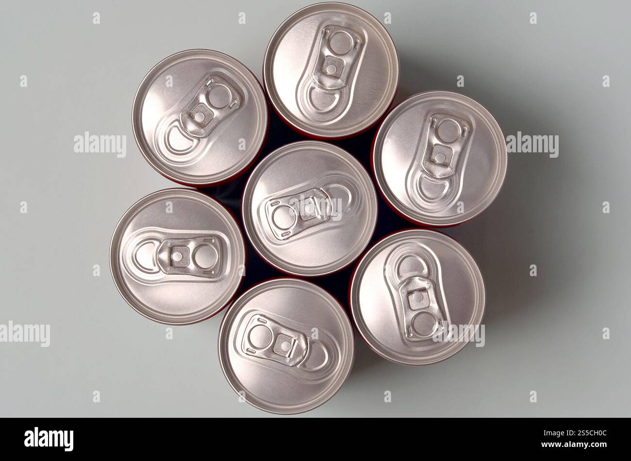 Viele neue Aluminiumdosen mit alkoholfreien Limonaden, Limonade Cola, Bier oder Energy Drink. Konzept der Getränkeherstellung und Massenproduktion. Viele Stockfoto