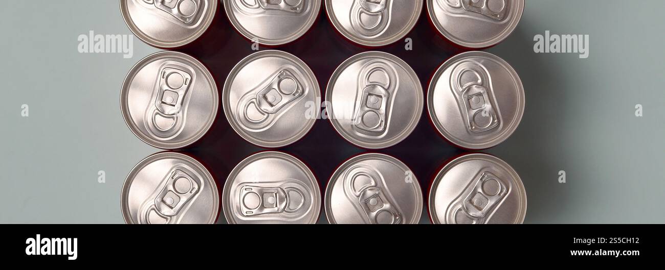Viele neue Aluminiumdosen mit alkoholfreien Limonaden, Limonade Cola, Bier oder Energy Drink. Konzept der Getränkeherstellung und Massenproduktion. Viele Stockfoto