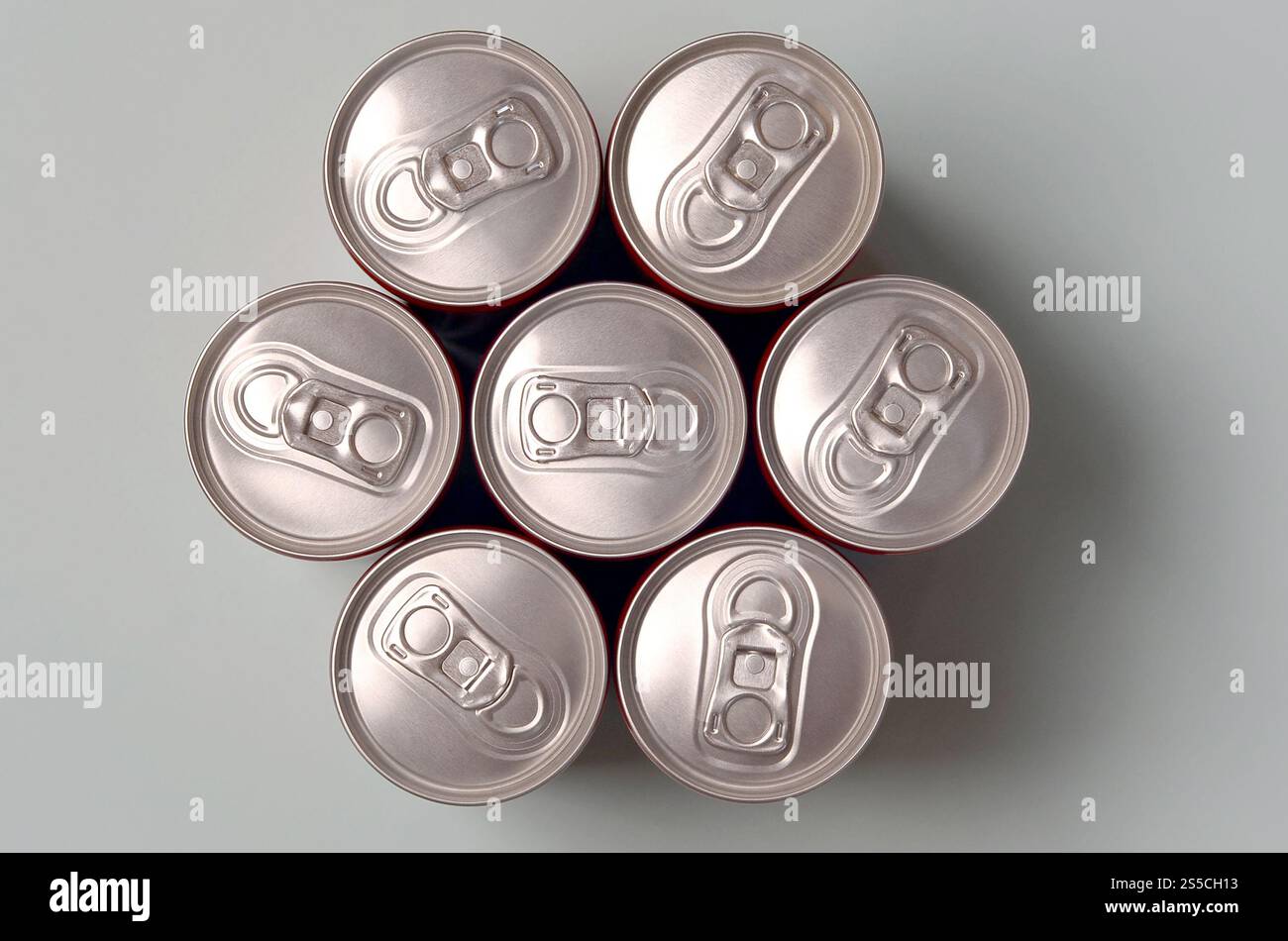 Viele neue Aluminiumdosen mit alkoholfreien Limonaden, Limonade Cola, Bier oder Energy Drink. Konzept der Getränkeherstellung und Massenproduktion. Viele Stockfoto