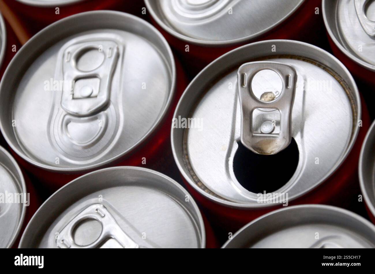 Viele Alu-Soda-Getränkedosen schließen sich. Werbung für Soda- oder Blechdosen-Massenproduktion. Viele Getränkedosen aus Aluminium. Werbung für Stockfoto