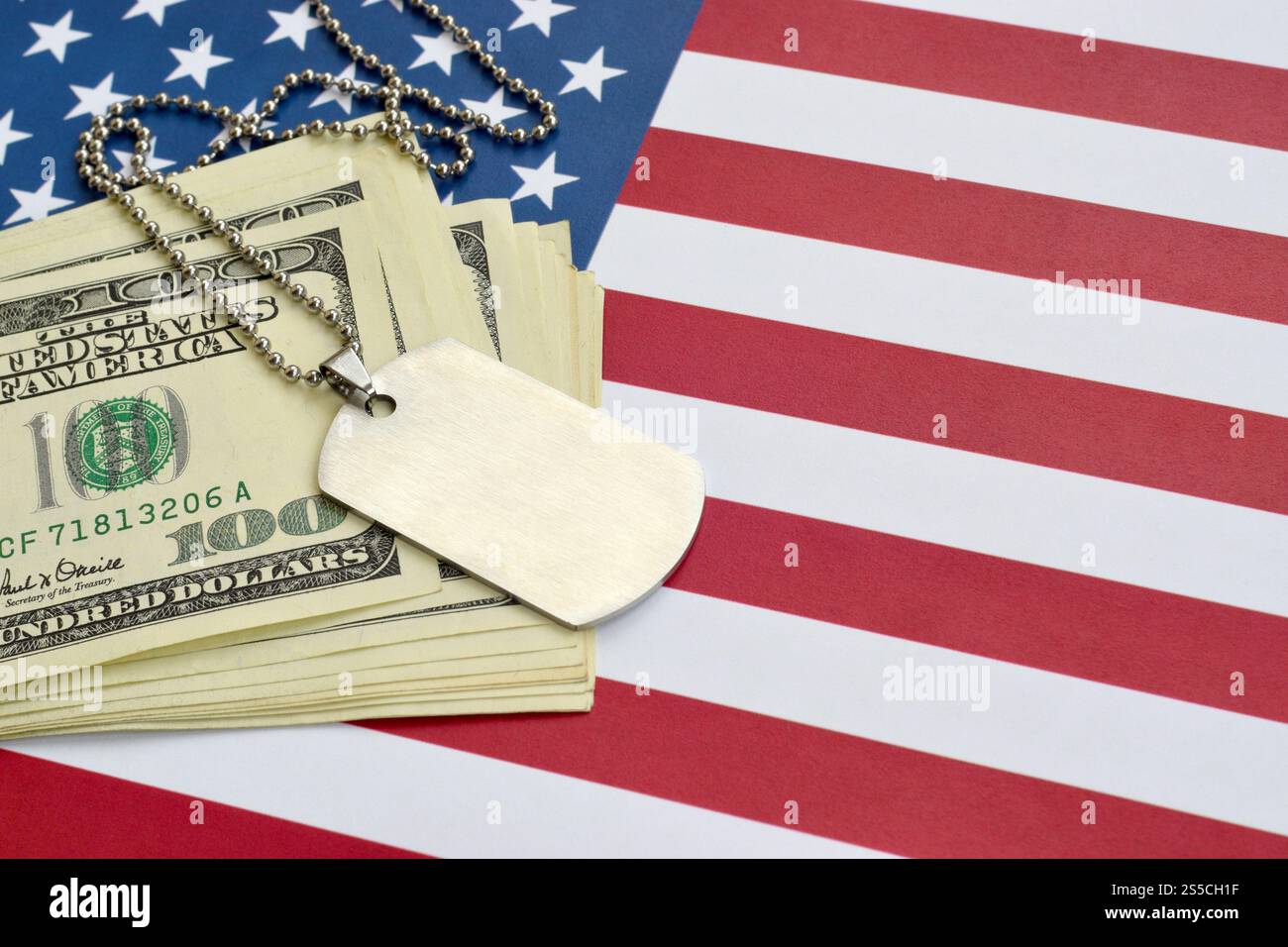 Armeeausweismedaillons und Dollarscheine auf der Flagge der Vereinigten staaten. Militärrente, Gehalt in der Armee oder Militärversicherung, Auftragnehmer Stockfoto