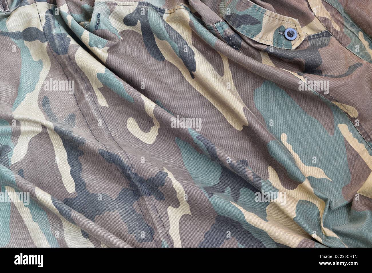 Tarnhintergrundstruktur als Hintergrund für Design-Projekte im Militärdienst. Rückseite der Wehrpflichtigen Tarnjacke mit vielen Falten Stockfoto