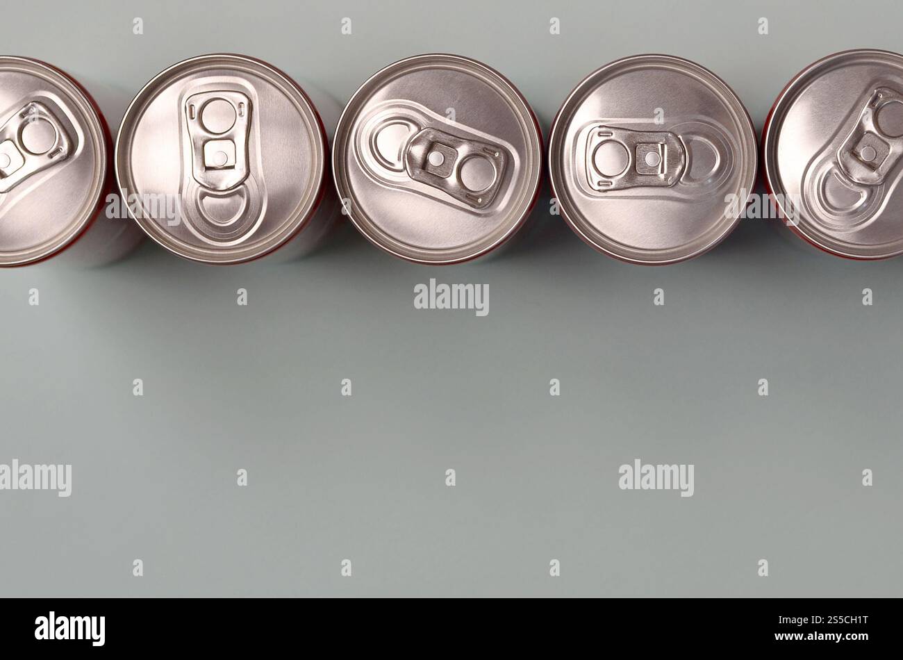 Viele neue Aluminiumdosen mit alkoholfreien Limonaden, Limonade Cola, Bier oder Energy Drink. Konzept der Getränkeherstellung und Massenproduktion. Viele Stockfoto
