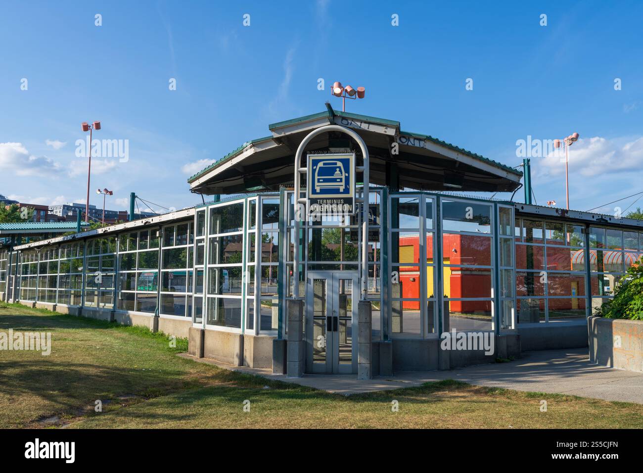 Montreal, Quebec, Kanada - 22. August 2021: Busbahnhof Terminus Angrignon. Bahnhof Angrignon. Stockfoto