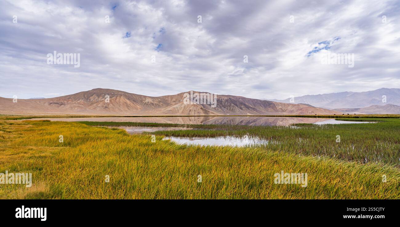 Landschaftlich reizvolles Panorama des Bulunkul-Sees mit farbenfrohen Bergen, Murghab, Gorno-Badakhshan, Tadschikistan Pamir Stockfoto