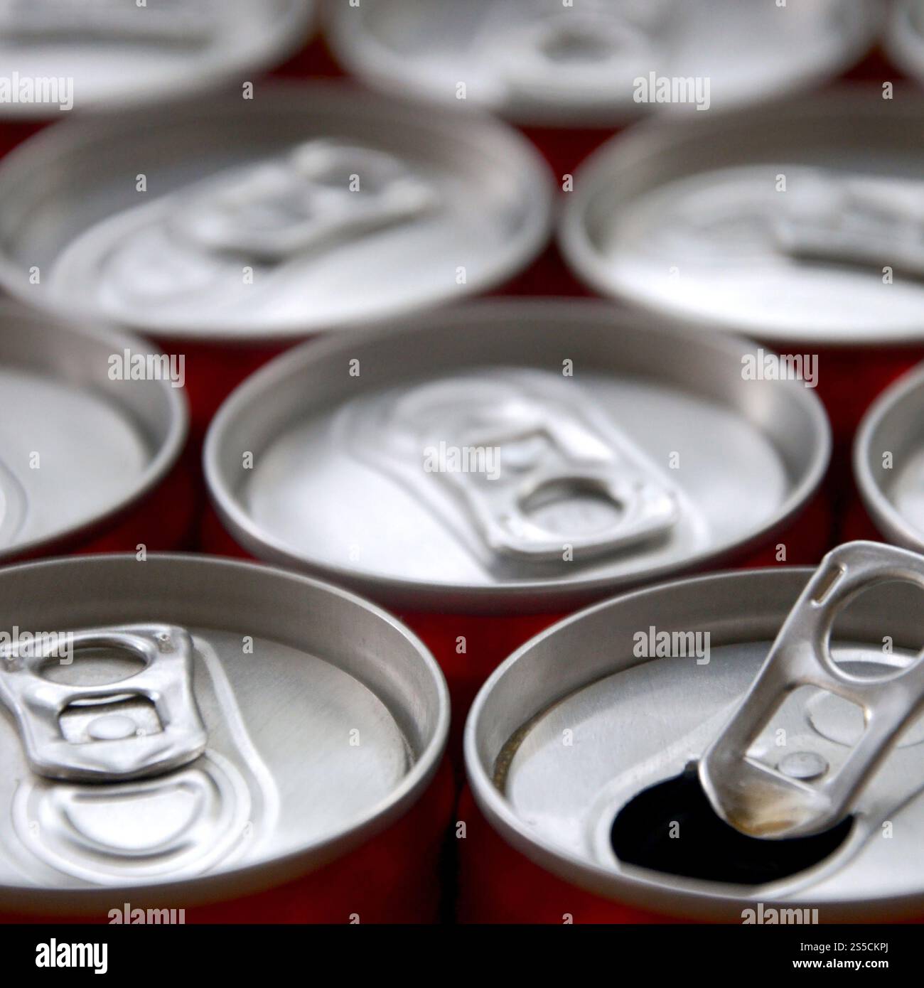 Viele Alu-Soda-Getränkedosen schließen sich. Werbung für Soda- oder Blechdosen-Massenproduktion. Viele Getränkedosen aus Aluminium. Werbung für Stockfoto
