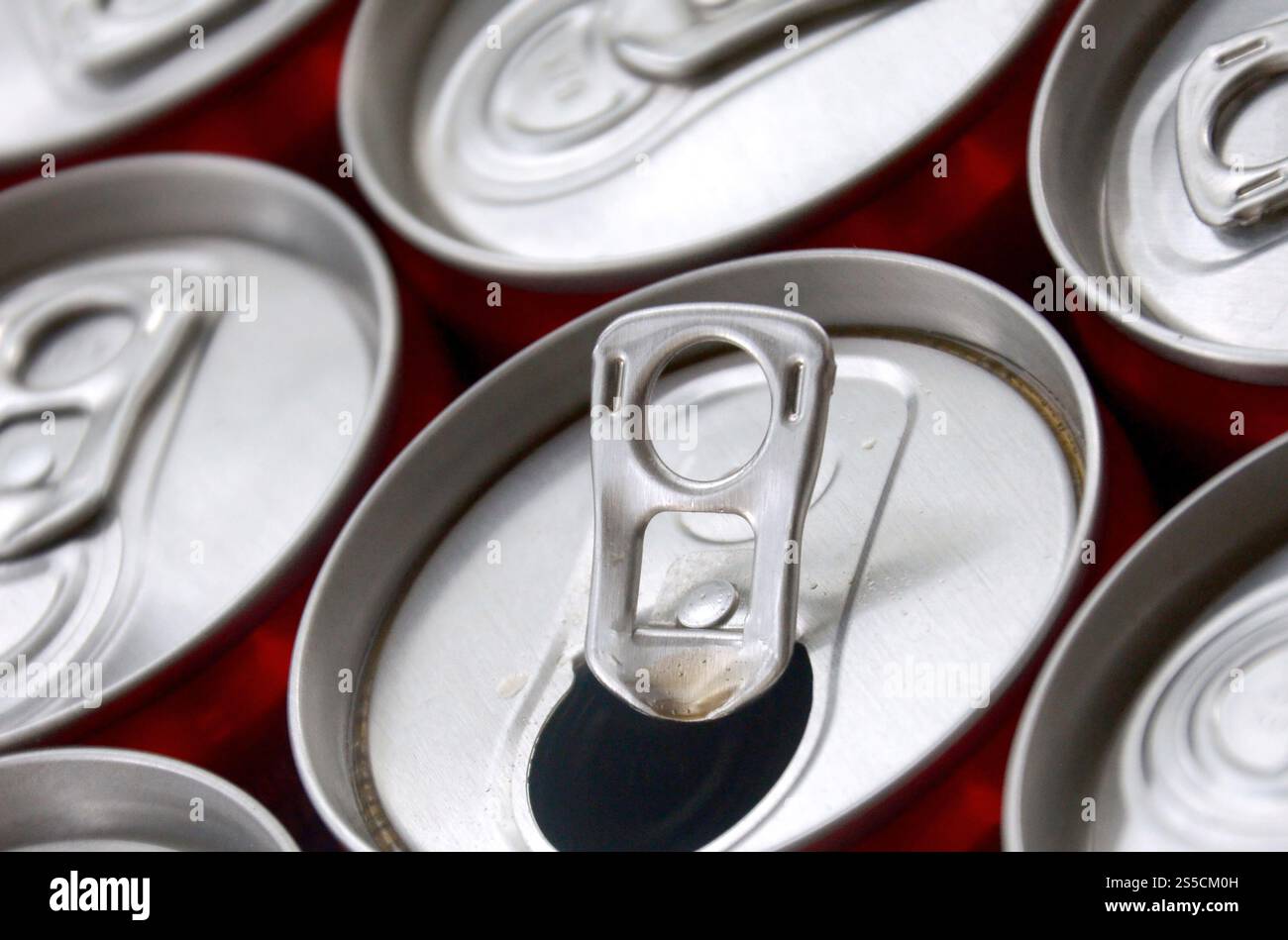 Viele Alu-Soda-Getränkedosen schließen sich. Werbung für Soda- oder Blechdosen-Massenproduktion. Viele Getränkedosen aus Aluminium. Werbung für Stockfoto