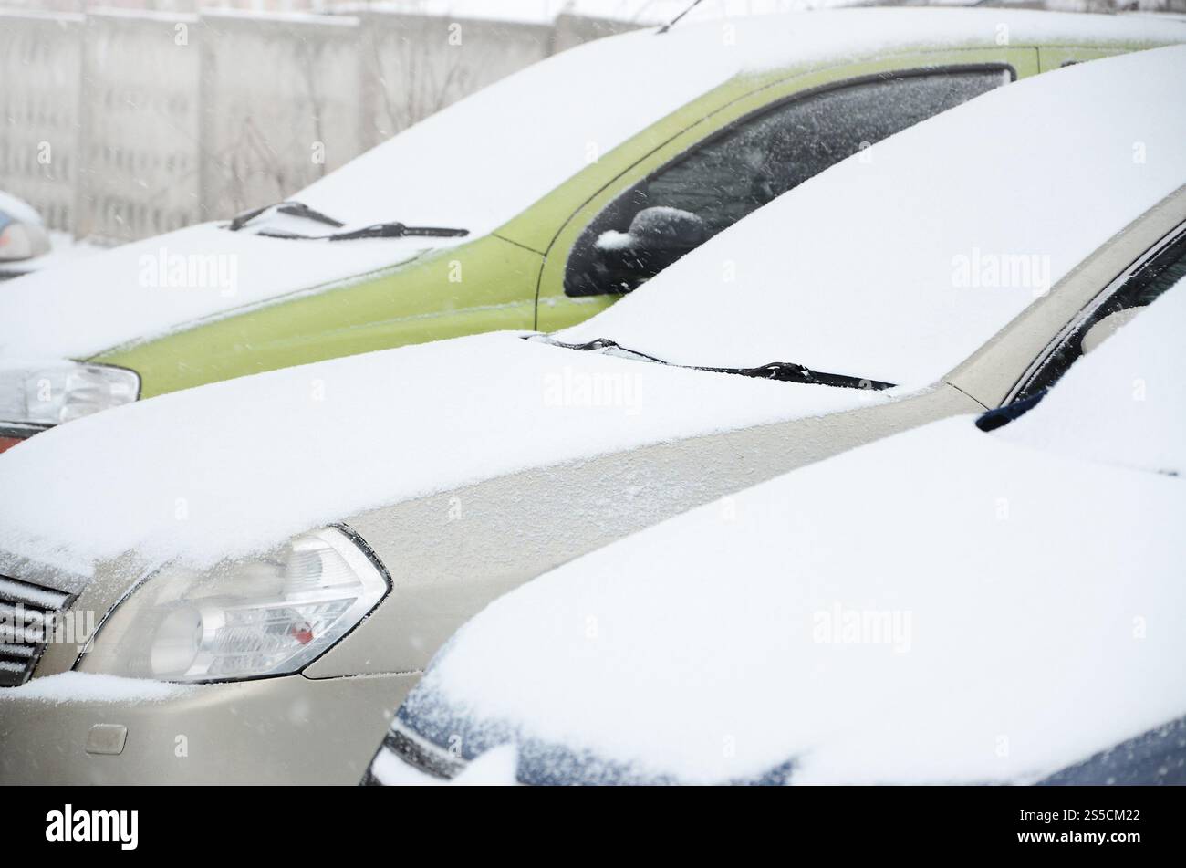 Bruchstücke geparkter Autos, die mit weißem Schnee bedeckt sind. Bruchstücke geparkter Autos, die mit Schnee bedeckt sind Stockfoto