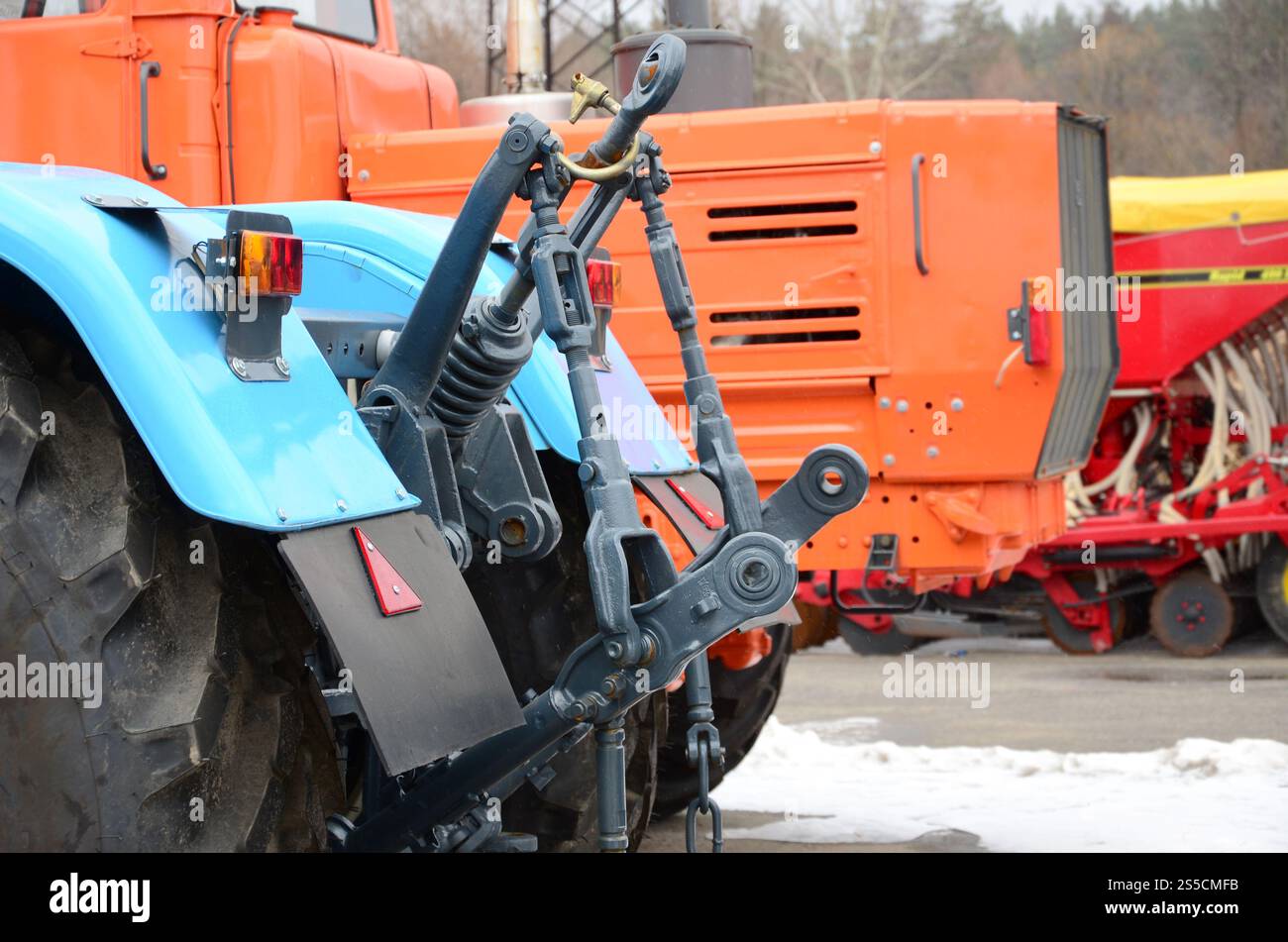 Räder der Rückansicht des neuen Traktors bei schneebedecktem Wetter. Rückansicht des landwirtschaftlichen Fahrzeugs Stockfoto