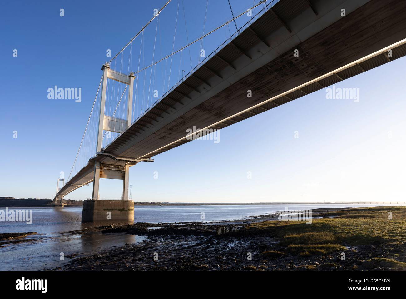 M48 Severn Bridge, die den Bristol Channel überspannt und Bristol in England mit Chepstow in Wales verbindet, von Beachley aus gesehen. Stockfoto