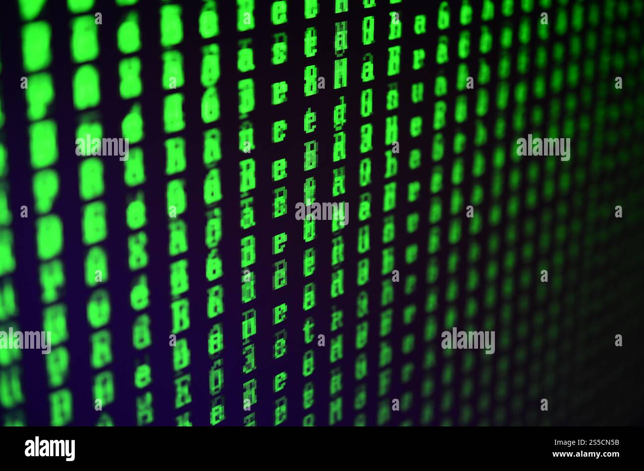 Makroaufnahme einer Störung auf dem Monitor eines Bürocomputers. Das Konzept der Einschleppung eines Virus in einen Inhaber personenbezogener Daten. Stream von zufälligem Grün Stockfoto