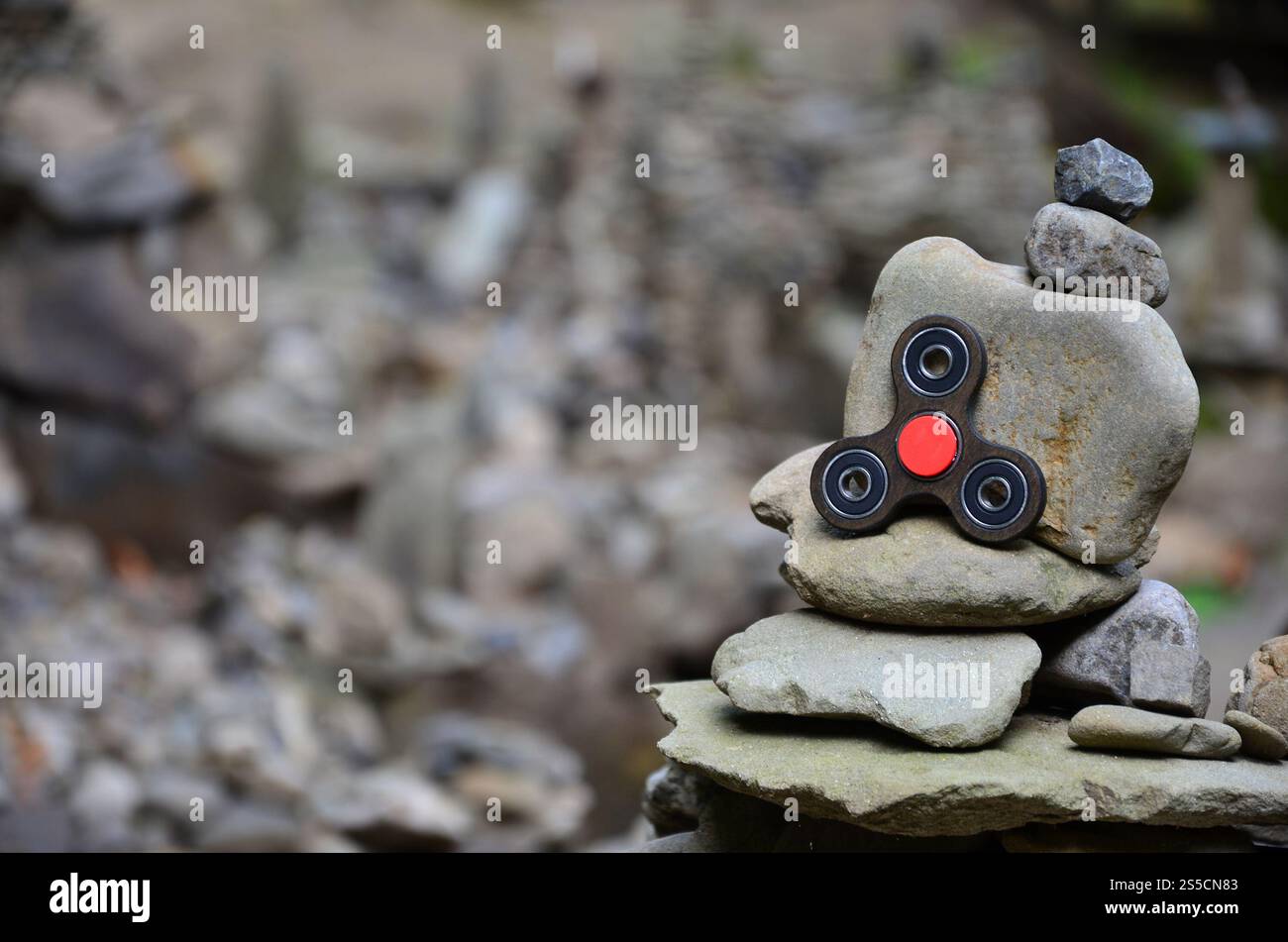Eine hölzerne Spinner liegt auf seltsame Stein Strukturen im Wald Stockfoto