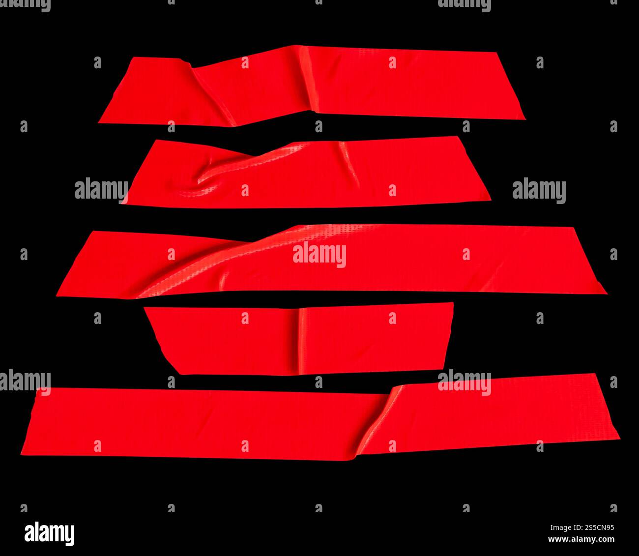 Draufsicht Set aus zerknittertem rotem Scotch-Klebeband oder Vinylklebeband in Streifen ist auf schwarzem Hintergrund mit Beschneidungspfad isoliert. Stockfoto