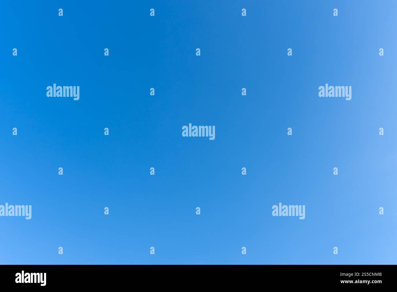 Wunderschöner hellblauer Himmel ohne Wolken am Morgen oder Abend wird als natürliche Hintergrundstruktur in dekorativen Kunstwerken verwendet. Stockfoto