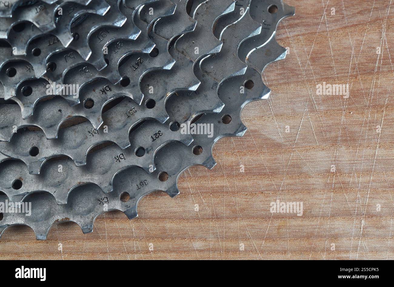 Hintergrundbild einer hinteren Kassette eines Mountainbikes, das auf einem Holztisch in einem Fahrradgeschäft liegt. Eine der Hauptkomponenten für das Einschalten von Geschwindigkeiten Stockfoto