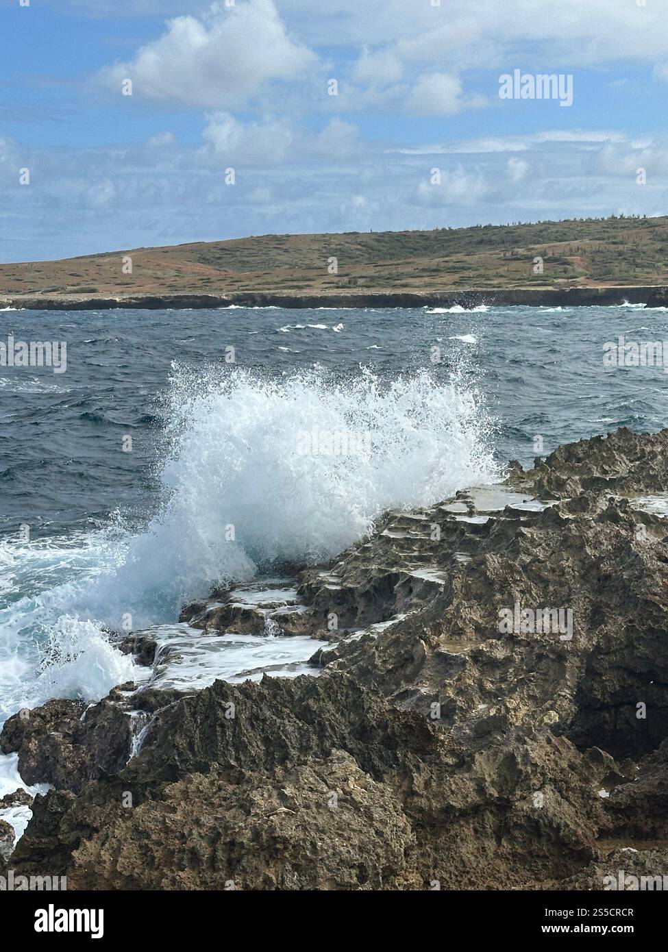 Wellen stürzen auf Cliff Arikok Nationalpark Aruba - Smartphone-aufgenommenes Stockfoto