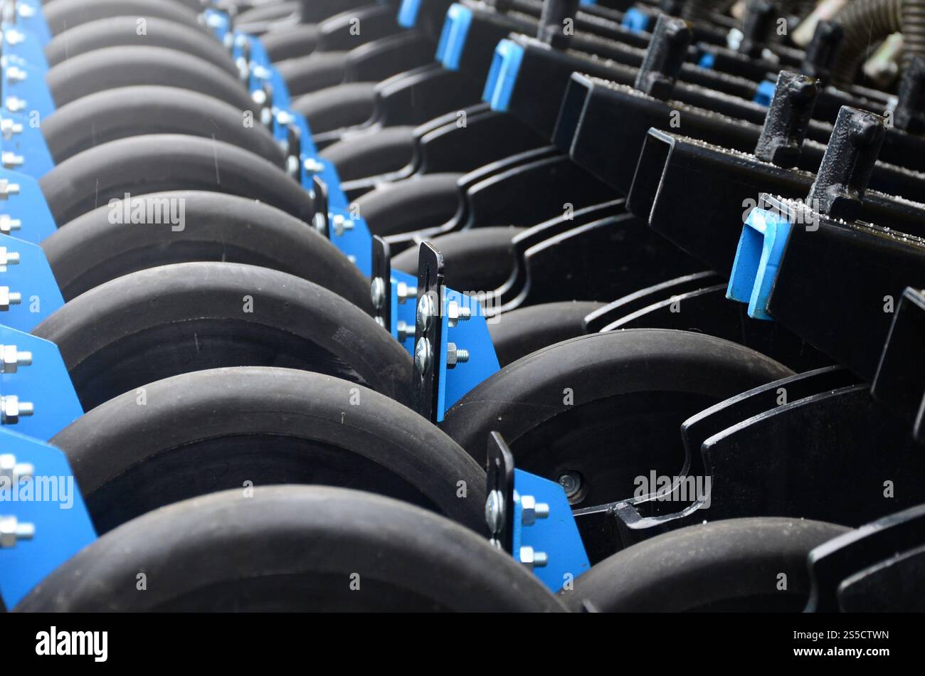 Die Reihe der Räder der neuen industriellen landwirtschaftlichen Sämaschine schließen Nach oben Stockfoto