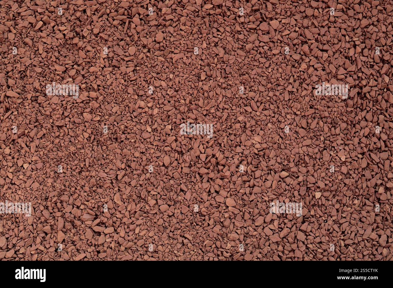 Textur des gemahlenen Kaffees in Form von vielen kleinen, dunkelbraunen Kieseln Stockfoto