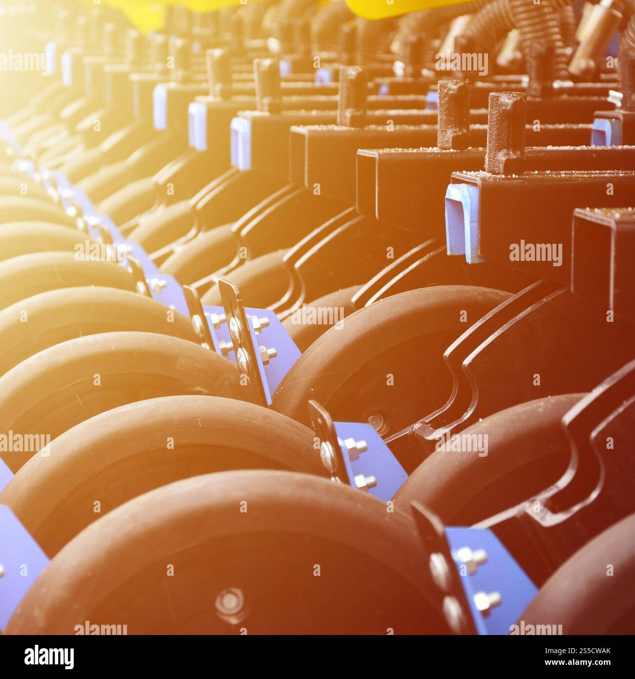 Die Reihe der Räder der neuen industriellen landwirtschaftlichen Sämaschine schließen Nach oben Stockfoto