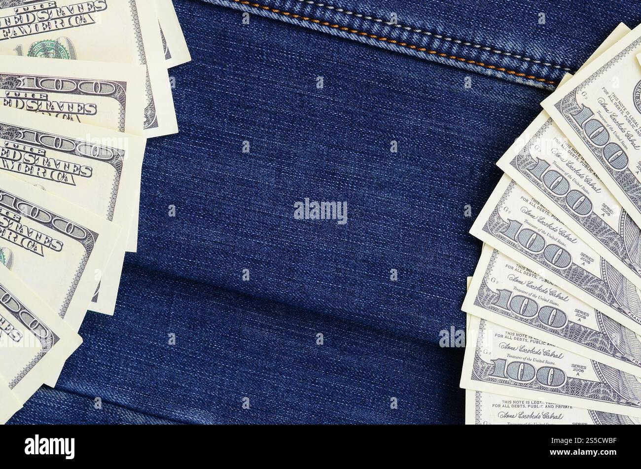 Der Fan einer Menge US-Dollar ist auf einer dunklen Jeansfläche. Hintergrundbild Stockfoto