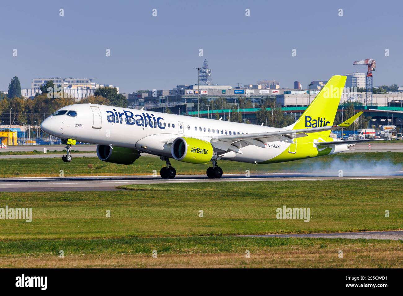 Air Baltic Airbus A220-300 Flugzeug Flughafen in Warschau, Polen Warschau, Polen - 20. September 2024: Ein Airbus A220-300 Flugzeug der Air Baltic mit dem Kennzeichen YL-ABK auf dem Flughafen in Warschau, Polen. *** Air Baltic Airbus A220 300 Aircraft Airport in Warschau, Polen Warschau, Polen 20. September 2024 ein Air Baltic Airbus A220 300 Airbus mit der Registrierung YL ABK am Flughafen Warschau, Polen Stockfoto
