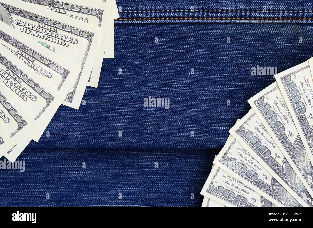 Der Fan einer Menge US-Dollar ist auf einer dunklen Jeansfläche. Hintergrundbild Stockfoto