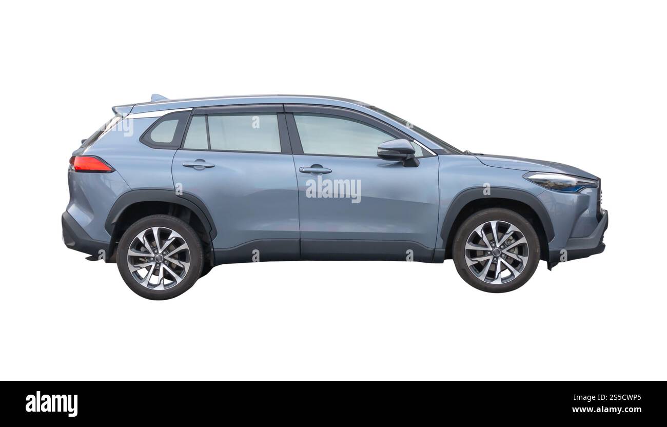 Seitenansicht eines Mini- oder kleinen hellblauen Sportfließheckwagens ist isoliert auf weißem Hintergrund mit Beschneidungspfad. Stockfoto