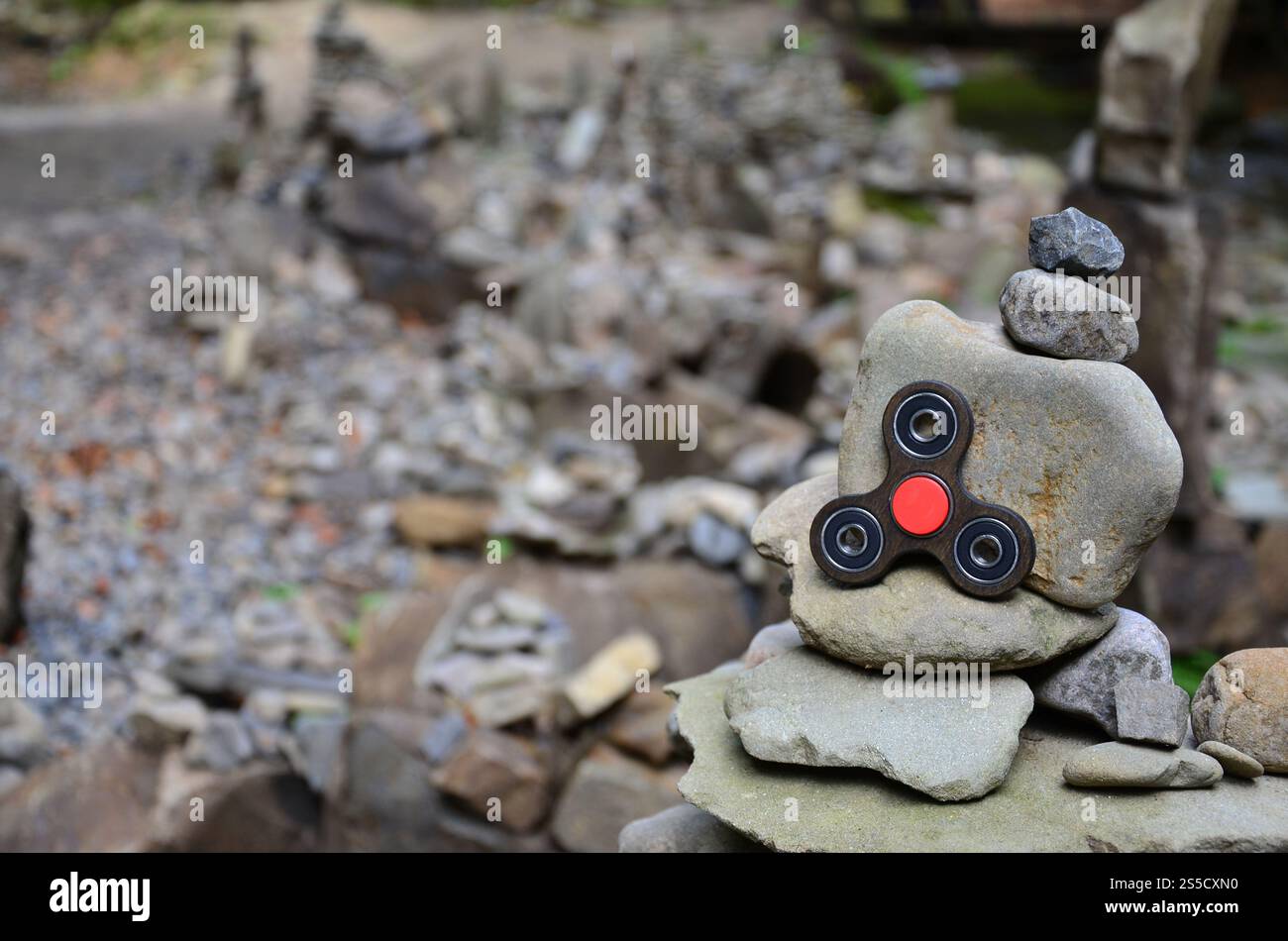 Eine hölzerne Spinner liegt auf seltsame Stein Strukturen im Wald Stockfoto