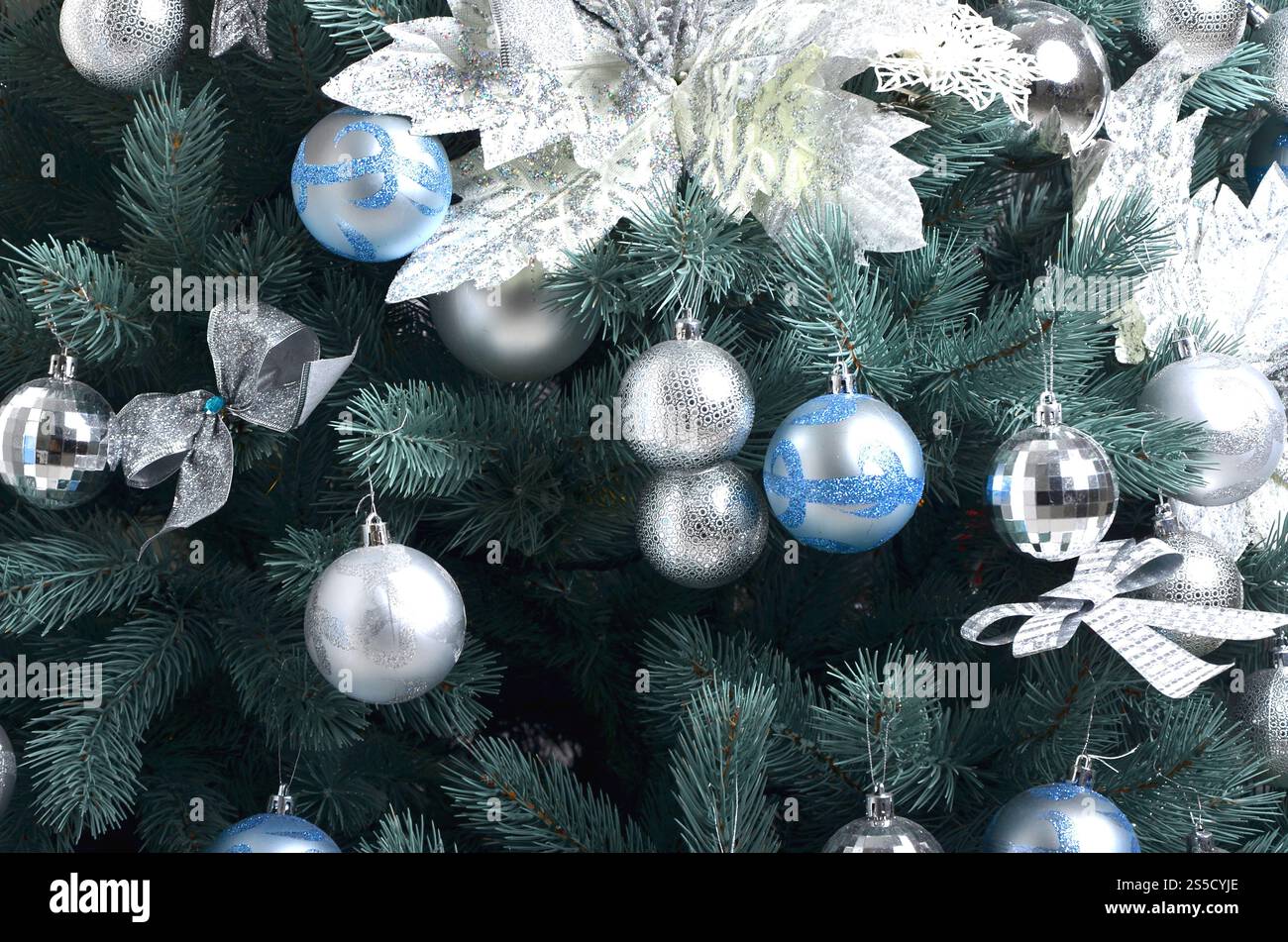 Details zu einem Weihnachtsbaum. Detail shot der Weihnachtsbaum Zweige mit Bändern und Weihnachten Spielzeug aufgehängt. Das Konzept der traditionellen Feier Stockfoto