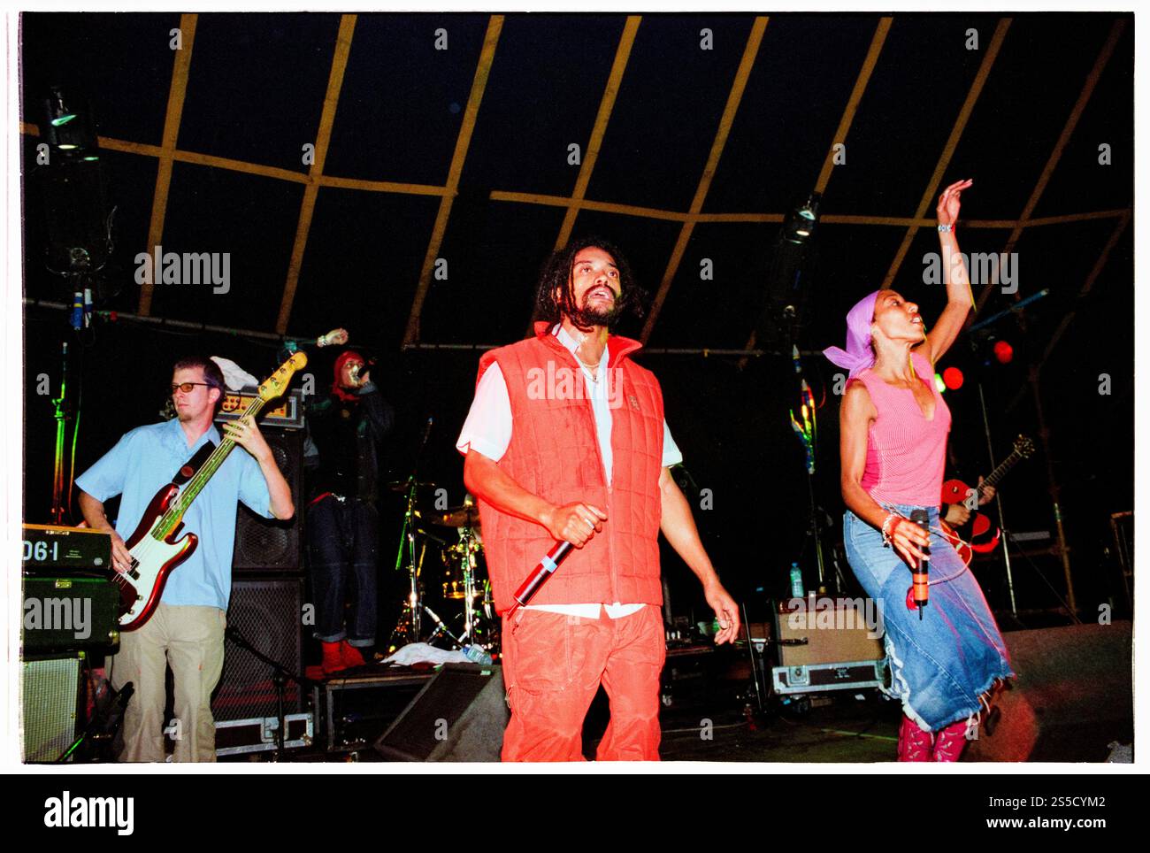 BLACK EYED PEAS, PRE-FERGIE, READING FESTIVAL, 2000: The Black Eyed Peas Playing an Early Career Konzert on the Dance Stage at Reading Festival, 26. August 2000. Foto: Rob Watkins. INFO: Elektronische Geräusche. Bekannt für globale Hits wie „I Got Feeling“ und „Where is the Love?“, sind sie zu Ikonen von Partyhymnen geworden, die sich über die Charts hinwegsetzen und Genre widersetzen. Stockfoto