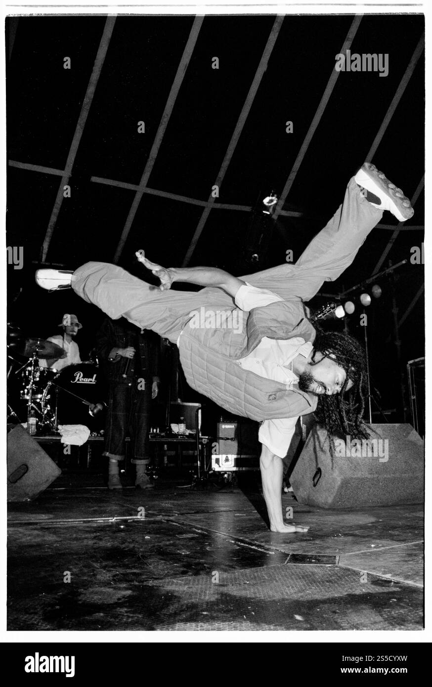 WILL.I.AM, BREAKDANCE, BLACK EYED PEAS, READING FESTIVAL, 2000: A Young will.i.am. Of the Black Eyed Peas Breakdance, während die Band ein früheres Karrierekonzert auf der Tanzbühne beim Reading Festival am 26. August 2000 spielt. Foto: Rob Watkins. INFO: Elektronische Geräusche. Bekannt für globale Hits wie „I Got Feeling“ und „Where is the Love?“, sind sie zu Ikonen von Partyhymnen geworden, die sich über die Charts hinwegsetzen und Genre widersetzen. Stockfoto