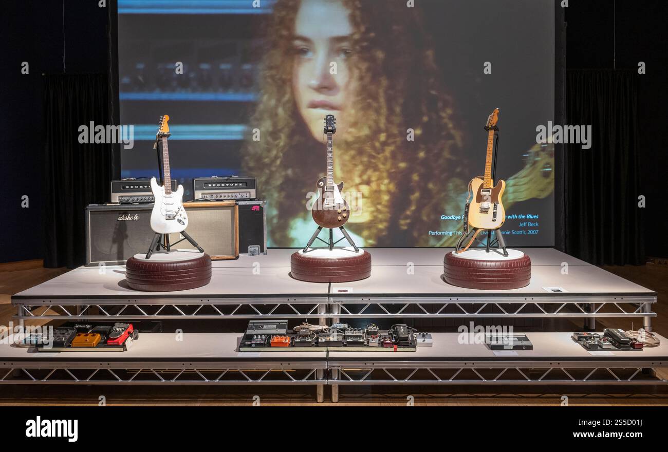 Christie's, London, Großbritannien. Januar 2025. Die Londoner Auktion des mehrfach-Grammy-Preisträgers Jeff Beck (1944–2023) – Gitarrensammlung findet am 22. Januar 2025 statt. Dieser einzigartige Verkauf von über 130 Gitarren, Amps und „Werkzeugen des Handels“, den Jeff während seiner fast sechs Jahrzehnte langen Karriere spielte, von The Yardbirds im Jahr 1965 bis zu seiner letzten Tour im Jahr 2022. Bild (l bis r): Fender, Corona, 1990 & 1993, Custom Shop Stratocaster für Jeff Beck „Anoushka“, geschätzte £ 20.000-30.000; Gibson, Kalamazoo, 1954 & 1972, Les Paul „The Oxblood“, geschätzte £ 350.000-500.000; Fender, Fullerton, c.1956, „The Tele-Gib“, es Stockfoto