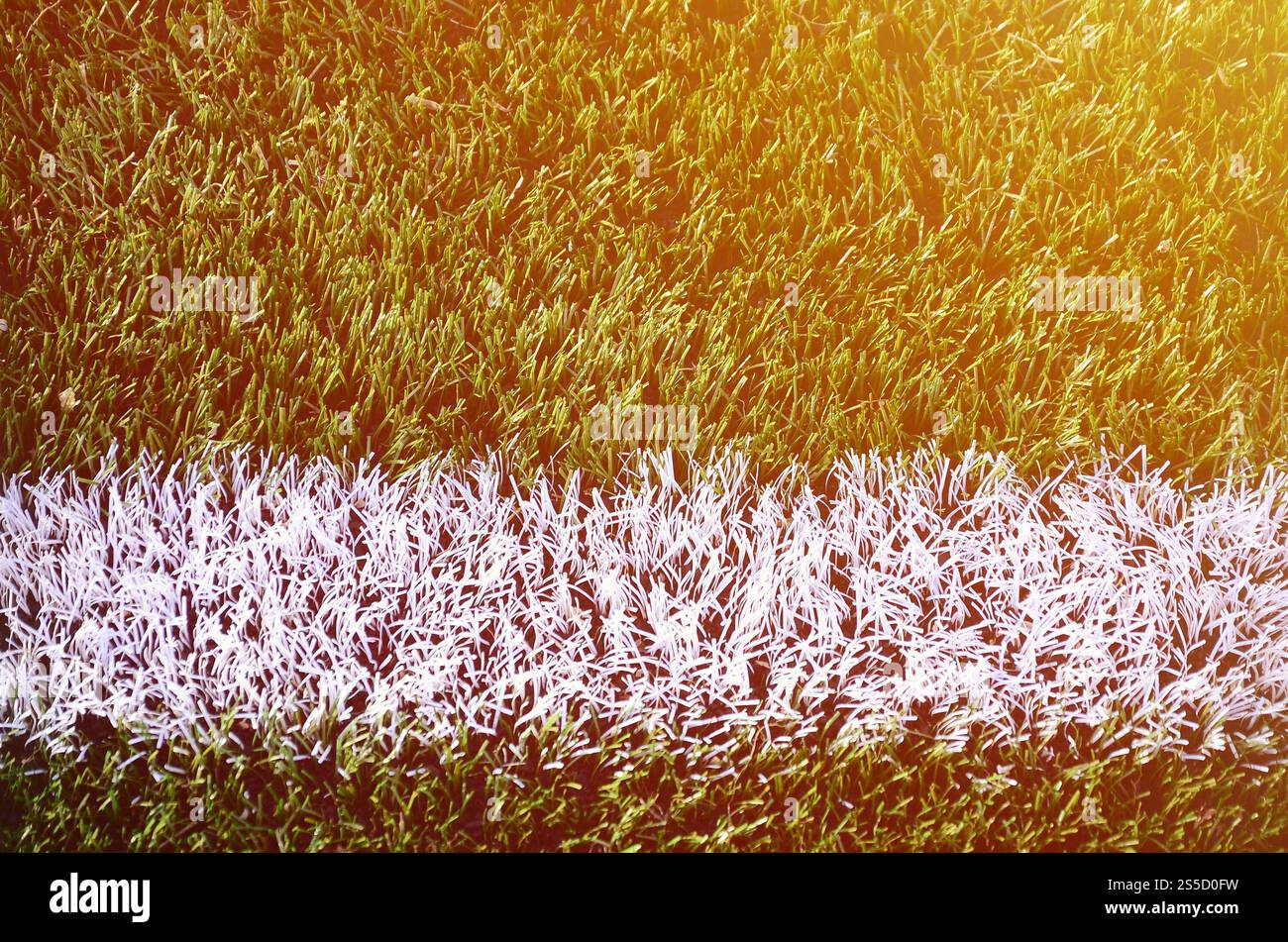 Weiße Streifen auf einem hellen grünen Kunstrasen-Fußballplatz Stockfoto