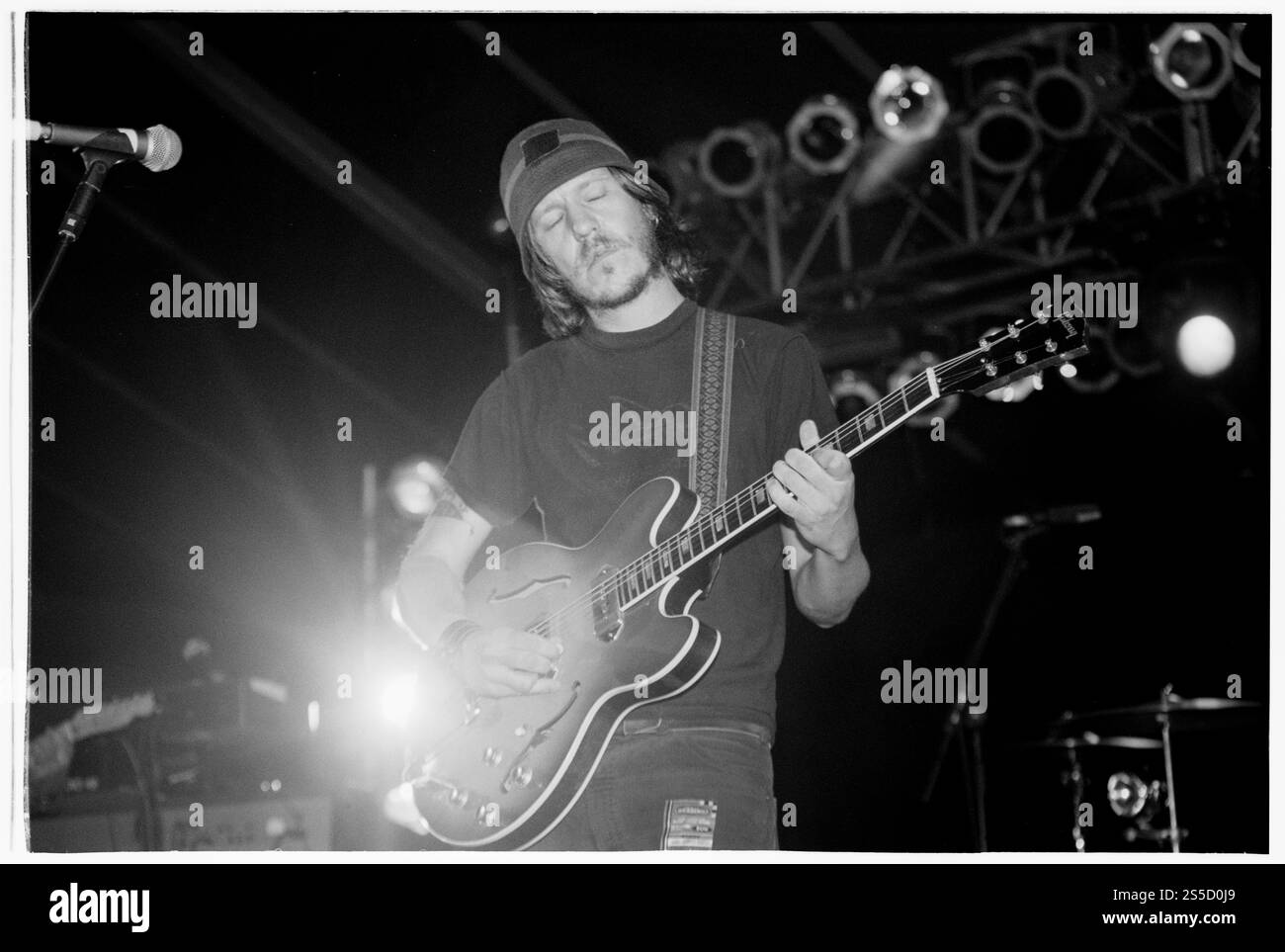 ELLIOTT SMITH, READING FESTIVAL, 2000: Sänger und Songwriter Elliott Smith (1969–2003), der am 27. August 2000 live im Melody Maker Tent beim Reading Festival in England spielte. Foto: Rob Watkins. INFO: Elliott Smith, ein einflussreicher Singer-Songwriter, hinterließ mit eindringlich schönen Melodien und introspektiven Texten eine unauslöschliche Spur in der Indie Folk-Szene. Alben wie entweder/Or und XO zeigten sein rotes Talent, aber sein tragischer Tod im Jahr 2003 fügte seinem Vermächtnis eine ergreifende Schicht hinzu. Stockfoto