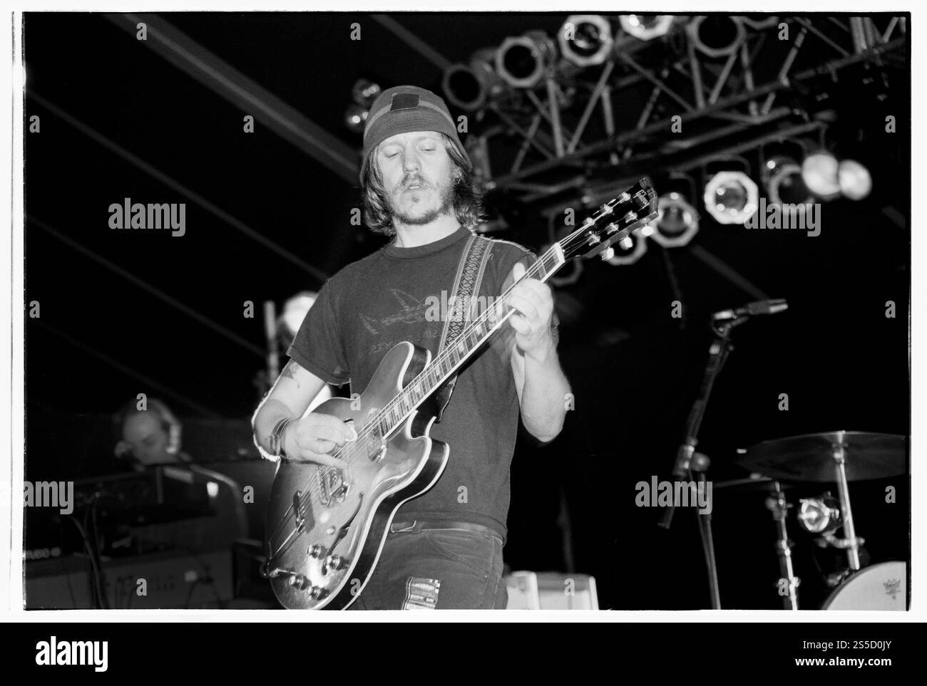 ELLIOTT SMITH, READING FESTIVAL, 2000: Sänger und Songwriter Elliott Smith (1969–2003), der am 27. August 2000 live im Melody Maker Tent beim Reading Festival in England spielte. Foto: Rob Watkins. INFO: Elliott Smith, ein einflussreicher Singer-Songwriter, hinterließ mit eindringlich schönen Melodien und introspektiven Texten eine unauslöschliche Spur in der Indie Folk-Szene. Alben wie entweder/Or und XO zeigten sein rotes Talent, aber sein tragischer Tod im Jahr 2003 fügte seinem Vermächtnis eine ergreifende Schicht hinzu. Stockfoto