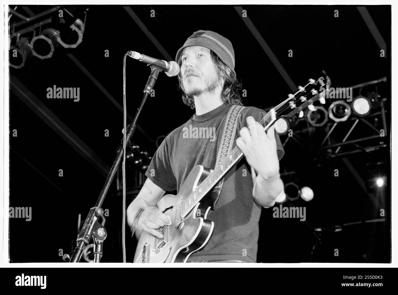 ELLIOTT SMITH, READING FESTIVAL, 2000: Sänger und Songwriter Elliott Smith (1969–2003), der am 27. August 2000 live im Melody Maker Tent beim Reading Festival in England spielte. Foto: Rob Watkins. INFO: Elliott Smith, ein einflussreicher Singer-Songwriter, hinterließ mit eindringlich schönen Melodien und introspektiven Texten eine unauslöschliche Spur in der Indie Folk-Szene. Alben wie entweder/Or und XO zeigten sein rotes Talent, aber sein tragischer Tod im Jahr 2003 fügte seinem Vermächtnis eine ergreifende Schicht hinzu. Stockfoto