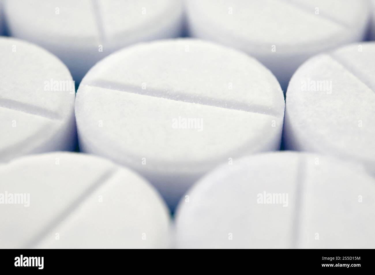 Nahaufnahme der weiße Pillen. Makro mit extrem geringer Tiefenschärfe Stockfoto