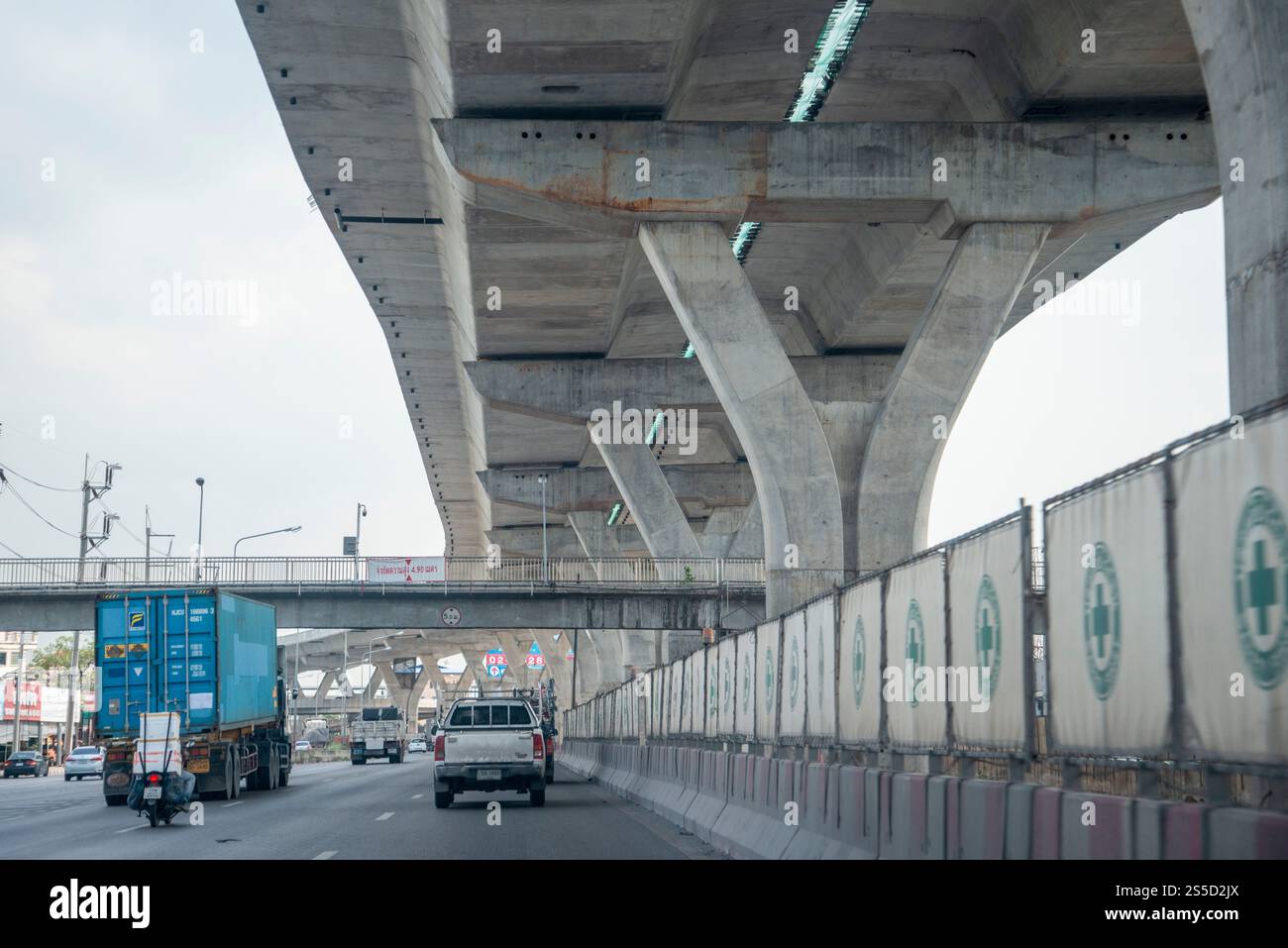 Eine Baustelle der thailändischen und chinesischen Hochgeschwindigkeitsbahnlinie zwischen Hua hin und Bangkok in Thailand. Thailand, Bangkok, Dezember 2022. Stockfoto