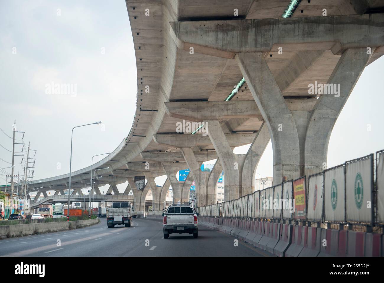 Eine Baustelle der thailändischen und chinesischen Hochgeschwindigkeitsbahnlinie zwischen Hua hin und Bangkok in Thailand. Thailand, Bangkok, Dezember 2022. Stockfoto