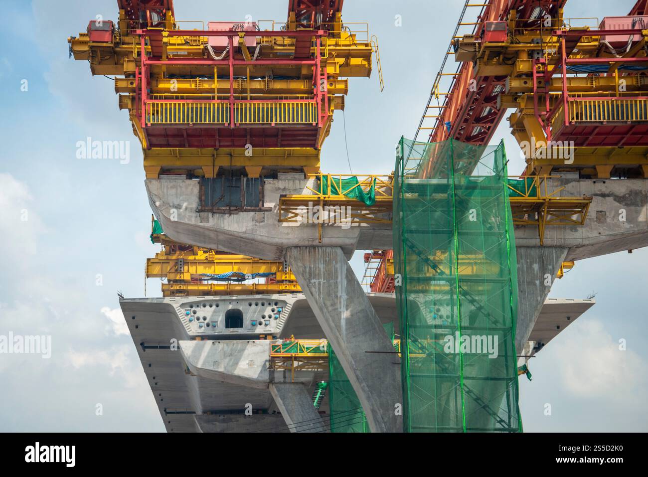 Eine Baustelle der thailändischen und chinesischen Hochgeschwindigkeitsbahnlinie zwischen Hua hin und Bangkok in Thailand. Thailand, Bangkok, Dezember 2022. Stockfoto