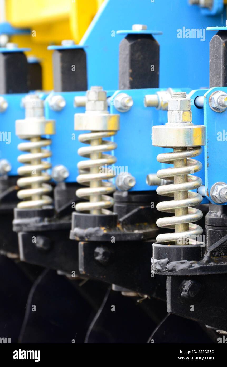 Federsystem der landwirtschaftlichen Sämaschine Nahaufnahme Stockfoto