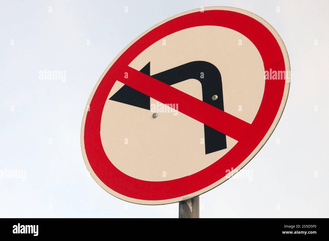 Links abbiegen ist verboten. Verkehrsschild mit durchgestrichenen Pfeil nach links Stockfoto