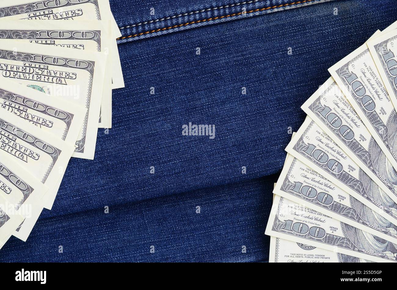 Der Fan einer Menge US-Dollar ist auf einer dunklen Jeansfläche. Hintergrundbild Stockfoto