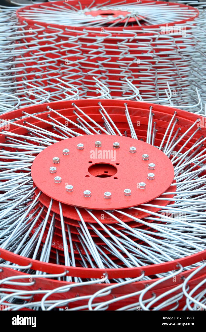 Neuer roter zedder für Anhänger in Landmaschinen zum Sammeln von Heu. Nahaufnahme Stockfoto